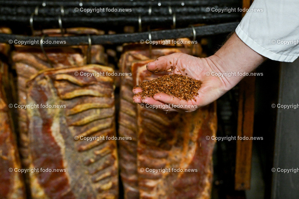 Fleischerei Fischelmaier_ Pabneukirchen_ 03.04.2024-34 | 03.04.2024, Pabneukirchen, AUT, Fleischerei Fischelmaier, im Bild Speck in der Raeucherkammer