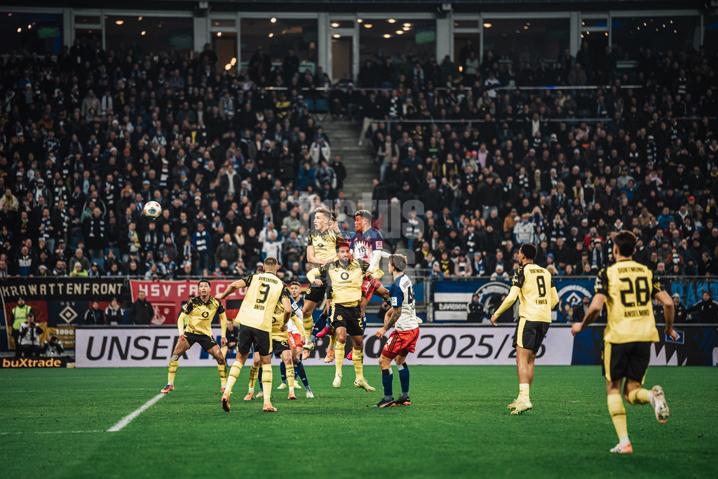 Fußball | Männer | Saison 2025/2026 | 1. Fußball-Bundesliga | 10. Spieltag | Hamburger SV vs. Borussia Dortmund | 08.11.2025 | Kopfball führt zum Tor von Ransford-Yeboah Königsdörffer (#11, HSV)