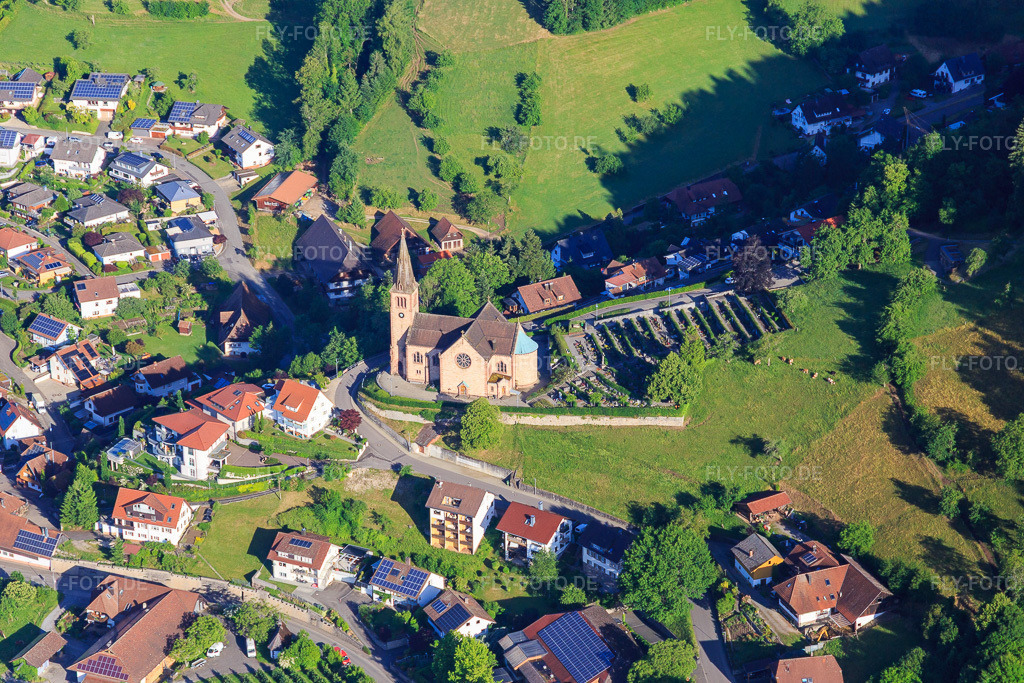 Luftbild: Friedhof und Kirche St. Michael in Fischerbach im Bundesland Baden-Württemberg in Deutschland. – Foto: IMG_147685.jpg vom 30.05.2025 durch Werner Riehm/FLY-FOTO.de – Auflösung des Originals: 5472 x 3648 px – Gemeinde Fischerbach
