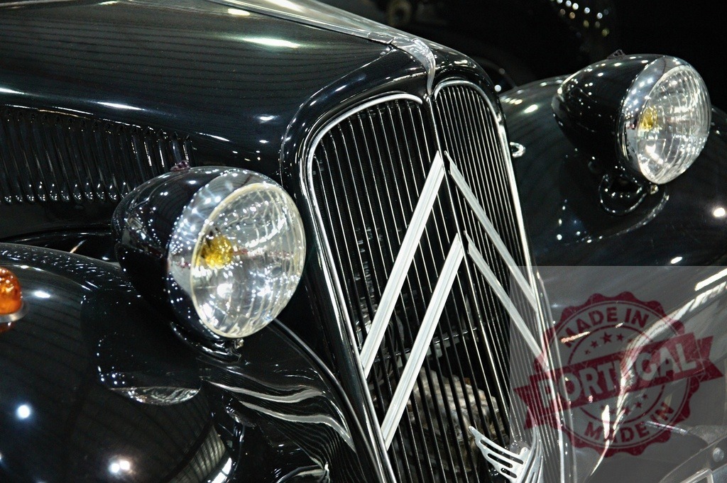 Citroën Traction Avant showing headlights and radiator grille | Close-up of a vintage Citroën Traction Avant, highlighting its iconic headlights and radiator grille - Realisiert mit Pictrs.com