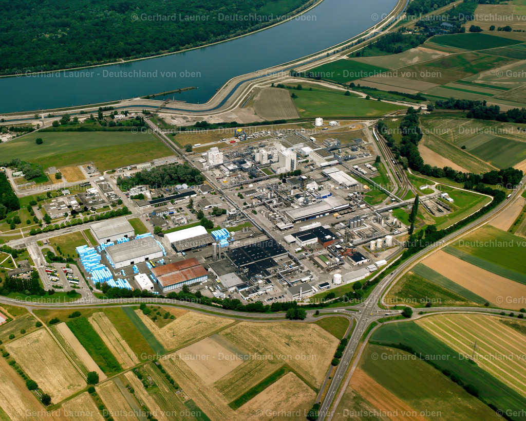 2526266 | GREFFERN 01.08.2005 Gebäude und Produktionshallen auf dem Werksgelände des Chemieproduzenten " Trinseo Chemiepark Rheinmünster " in Greffern im Bundesland Baden-Württemberg, Deutschland. Weiterführende Informationen bei: Trinseo Chemiepark Rheinmünster. // Building and production halls on the premises of the chemical manufacturers " Trinseo Chemiepark Rheinmuenster " in Greffern in the state Baden-Wuerttemberg, Germany. Further information at: Trinseo Chemiepark Rheinmuenster. Foto: Gerhard Launer