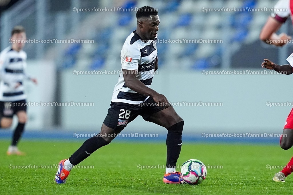 xYDRx06112501081 | 06.11.2025, xydrx, Fußball, Oberliga Westfalen, SG Wattenscheid 09 - FC Eintracht Rheine, Saison 2025 2026, Lohrheidestadion: Steve Tunga (SG Wattenscheid 09 #26)