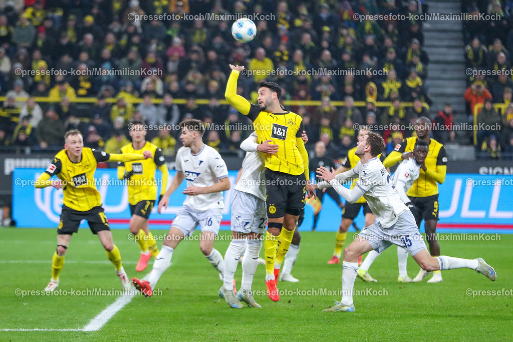 BVB15122401046 | 15.12.2024, Fußball, Borussia Dortmund - TSG 1899 Hoffenheim, 1. Fußball Bundesliga, 14. Spieltag, Signal Iduna Park, Saison 2024 2025: Strafraumaktion Kopfball Ramy Bensebaini (BVB #5) gegen Adam Hlozek (Hoffenheim #23) und Arthur Chaves (Hoffenheim #35)DFB regulations prohibit any use of photographs as image sequences and or quasi-video.