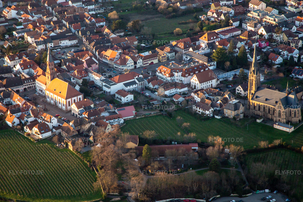 Luftbild: Protestantische Kirche. Katholische Kirche St. Ludwig in Edenkoben im Bundesland Rheinland-Pfalz in Deutschland. – Foto: IMG_135850.jpg vom 18.01.2023 durch Werner Riehm/FLY-FOTO.de – Auflösung des Originals: 5154 x 3436 px – auf der der Stadt Edenkoben – WWW.KIRCHE-EDENKOBEN.DE – Pfarrei Edenkoben
