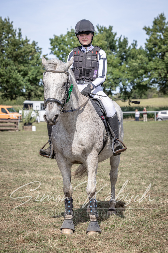 20250907-_3LI0556 | Tierfotografie Pferde, Hunde, Katzen, Haustiere.
Turnierfotografie Reitturniere, Reiten, Springreiten, Dressur in Hanau, dem Main-Kinzig-Kreis und dem Rhein-Main- Gebiet um Frankfurt