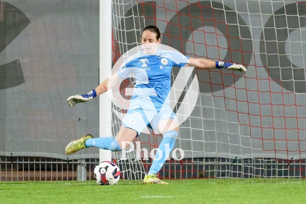 DZ9_5067_c | Switzerland: AXA Womens Super League 2025/26, Servette FC Chenois Feminin vs FC Aarau Frauen - Stade des Trois-Chene, Chene-Bourge: Enith Salon (1 Servette FC Chenois Feminin) battle for the ball (duel) 