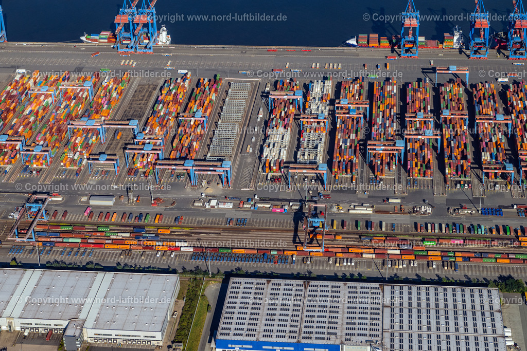Hamburg_Altenwerder_Hafen_ELS_5137040923 | HAMBURG 21.08.2023 Containerterminal HHLA Container Terminal Altenwerder (CTA) am Ufer der Elbe im Stadtteil Altenwerder in Hamburg. // Container Terminal HHLA Container Terminal Altenwerder (CTA) on the Elbe riverbank in the Altenwerder part of Hamburg in Germany. Foto: Martin Elsen