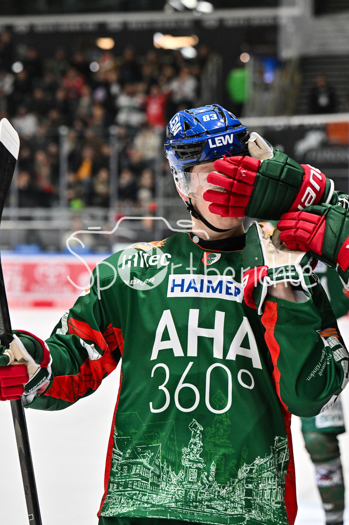 Augsburger Panther - Löwen Frankfurt | AUGSBURG, GERMANY - 16. JANUARY: Jubel der Panther nach dem TReffer zum 4-1 durch  Sebastian ZWICKL (Augsburger Panther 83) / Tor / Torschuetze / Freude / Happy während dem Match zwischen den Augsburger Panthern und den Löwen Frankfurt am 40. Spieltag der penny DEL im Curt Frenzel Stadion