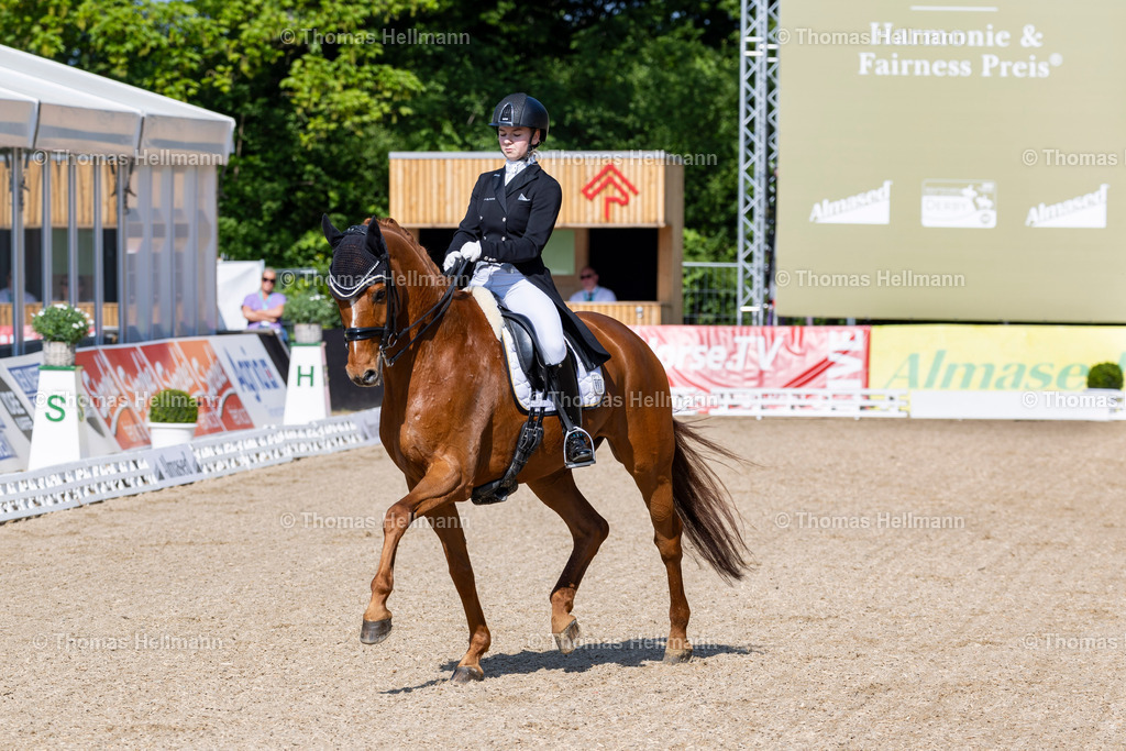 TH_556-BURSCHIK Kim (GER)_ Van Victorio BD_17496 | Deutsches Spring- und Dressur-Derby 2024 am 10.05.24 in Hamburg, 556BURSCHIK Kim (GER), Van Victorio BD