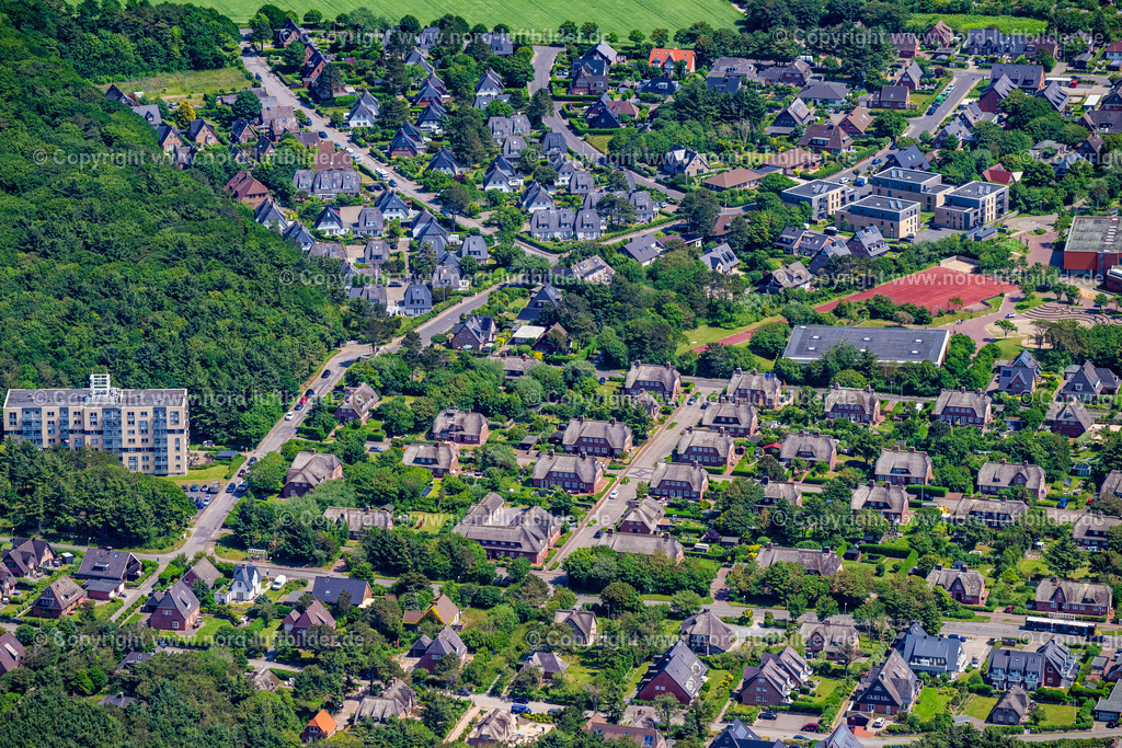 Sylt_Westerland_Waldstrasse_ELS_4532130625 | SYLT 13.06.2025 Wohngebiet einer Mehrfamilienhaussiedlung an der Norderstraße, Uthlandstraße, Henriettenweg in Sylt Nordsee - Insel im Bundesland Schleswig-Holstein, Deutschland. // Residential area of a multi-family house settlement on street Norderstrasse, Uthlandstrasse, Henriettenweg in Sylt North Sea Island in the state Schleswig-Holstein, Germany. Foto: Martin Elsen