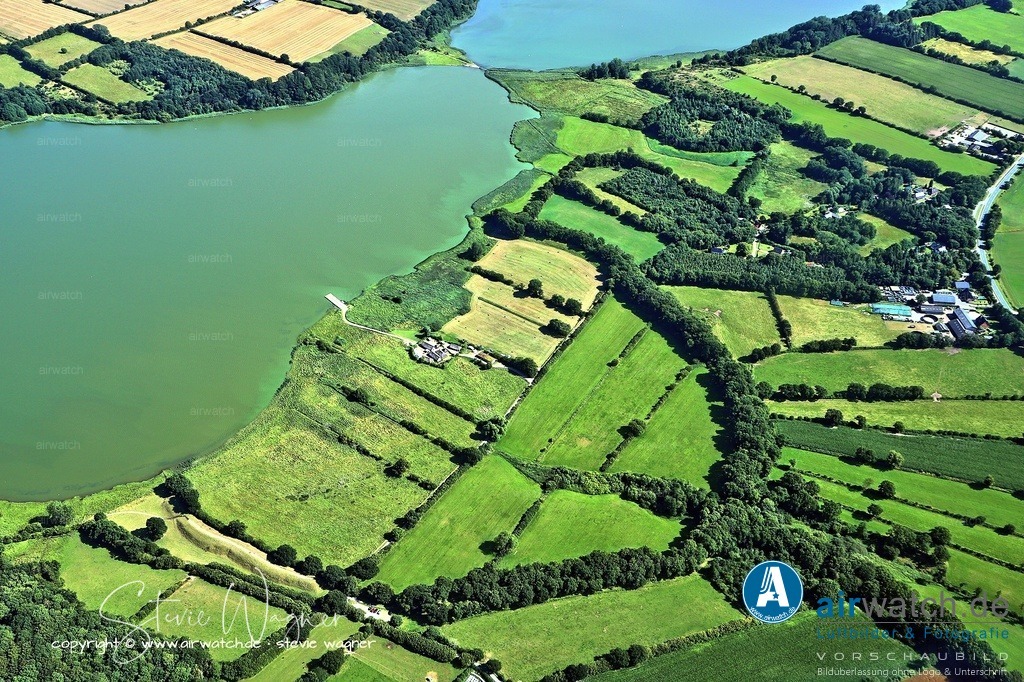 Haithabu - Land- und Seerouten - Luftbild | Waren aus Haithabu wurden über ein gut ausgebautes Netz an Land- und Seerouten verkauft.  Die Stadt lag an der Schleswiger Landenge, wo nur etwa 18 Kilometer Landweg zwischen Nord- und Ostsee lagen. 