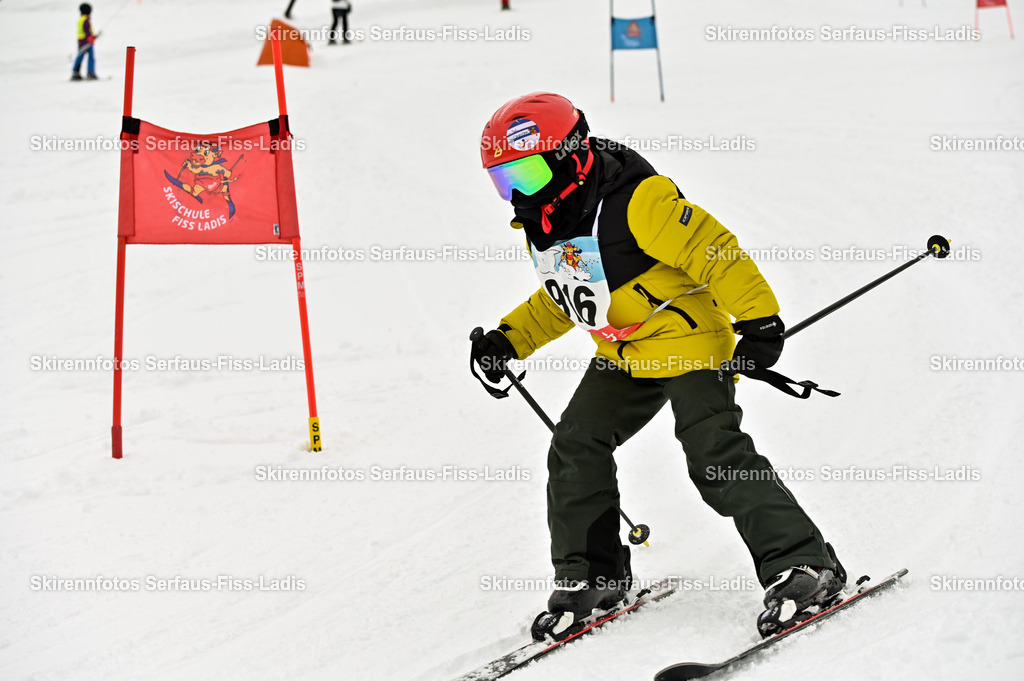SRF_20.02.2026_1212 | Skirennfotos,Serfaus,Fiss,Ladis,Kinderskirennen,Winter,Tirol,Oberland,skirace,SFL,feelfree,weil wir's genießen,ski,Ski,skifahren,Sonnenplateau, - Realisiert mit Pictrs.com