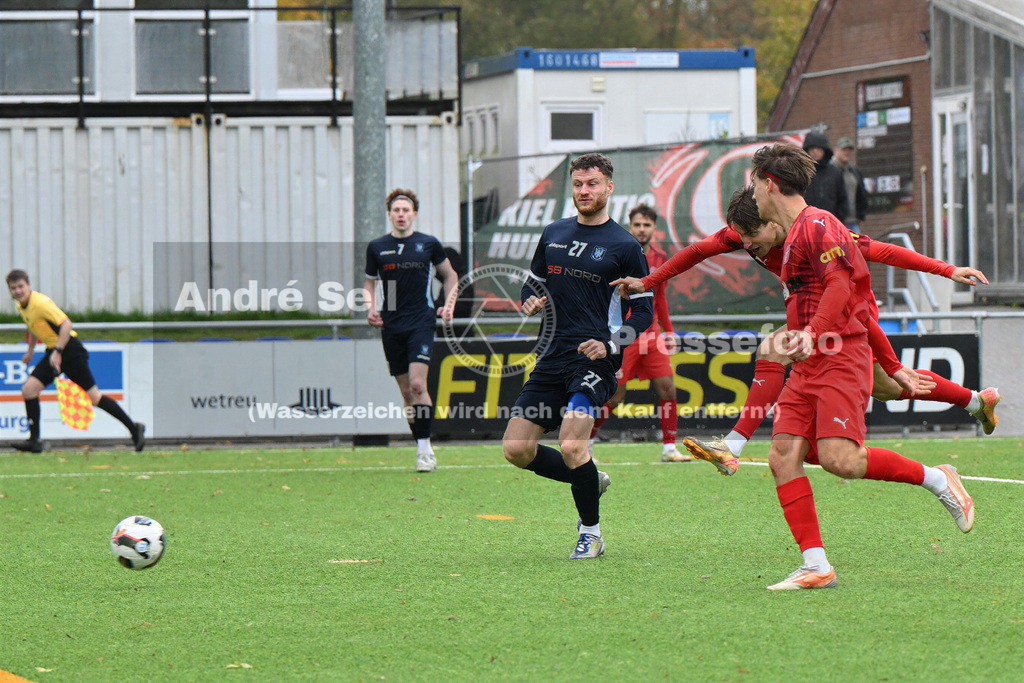FC Kilia Kiel vs SC Rapid Lübeck | Jannis Voß (Kilia #6) &amp; Jan Matti Seidel (Kilia #10) vs Mario Nagel (Rapid #27) / Fußball-Oberliga Männer 2026/2027 / FC Kilia Kiel vs SC Rapid Lübeck / Kilia Sportplatz / Kiel / 24.10.26 - Realisiert mit Pictrs.com