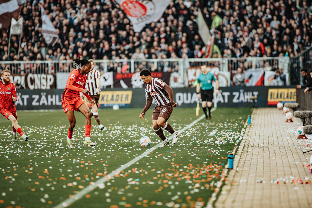 IMG_5407 | Der offizielle Shop für FC St. Pauli Fotos. Wähle aus Spielszenen & Fanmomenten dein FCSP Wunschformat. Wir liefern Millerntor-Atmosphäre.
