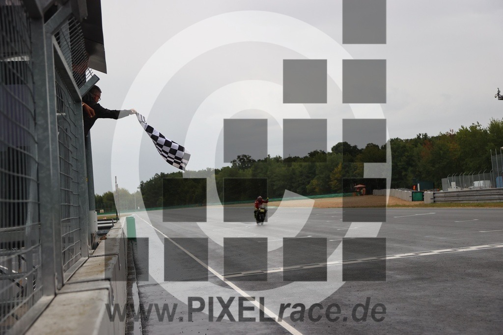social-20250830_08210 | Schöne Erinnerungen an spannende Momente - das festzuhalten ist unser Job. PIXELrace.de ist seit 2003 auf den Rennstrecken Europas unterwegs um die Action draußen beim Fahren und die wunderbare Stimmung imm Fahrerlager für euch einzufangen.