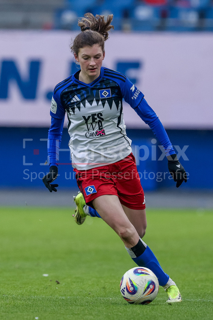 Fussball, Google Pixel Frauen-Bundesliga, Hamburger SV - SC Freiburg | Lotta Wrede (Hamburger SV, HSV, 32) am Ball, Freisteller, Einzelbild, Ganzkörper, Aktion, Action, Spielszene, DIE DFB-RICHTLINIEN UNTERSAGEN JEGLICHE NUTZUNG VON FOTOS ALS SEQUENZBILDER UND/ODER VIDEOÄHNLICHE FOTOSTRECKEN. DFB REGULATIONS PROHIBIT ANY USE OF PHOTOGRAPHS AS IMAGE SEQUENCES AND/OR QUASI-VIDEO.