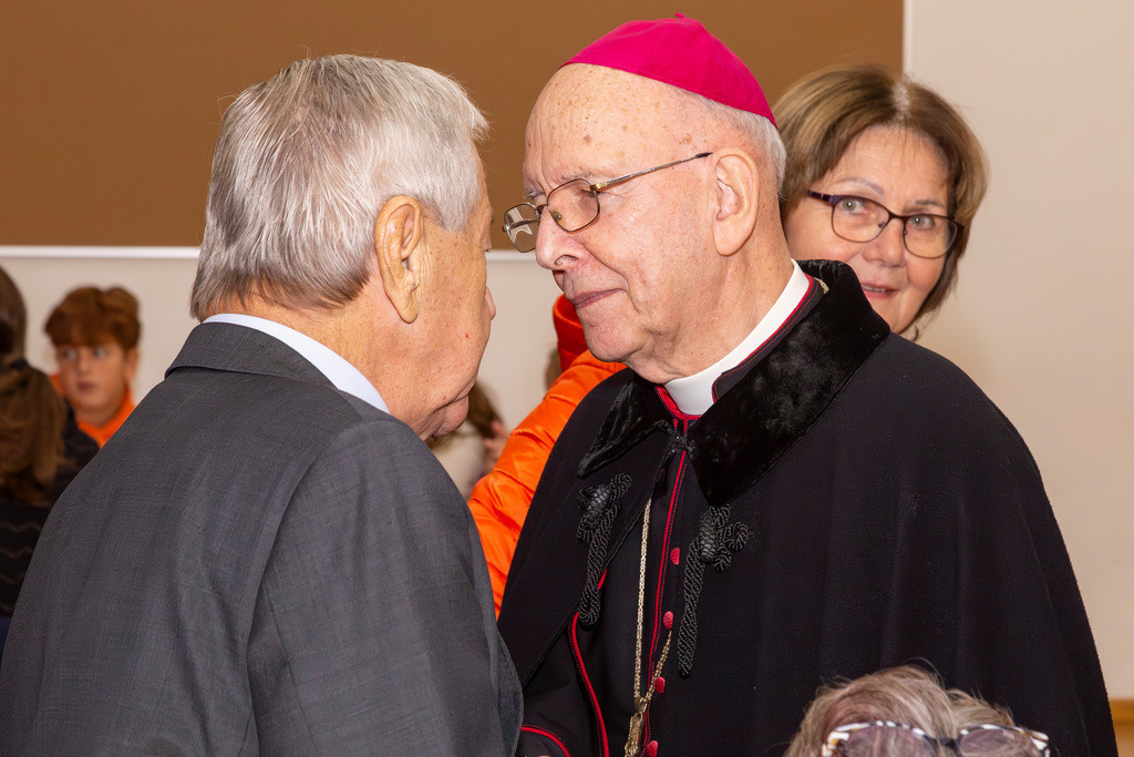 Festmesse-127 | Fotodoku der Festmesse anläßlich der Seligsprechung von Maria Theresia LEDOCHOWSKA 1975, zelebriert von Altbischof DDr. Klaus Küng und Pfarrer Mag. Zenon PAJAK in der Pfarrkirche Loosdorf. 