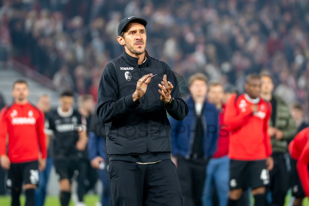 VfB Stuttgart vs. SC Freiburg, Fussball, DFB-Pokal, Halbfinale, 23.04.2026 | Julian Schuster (Trainer SC Freiburg) bedankt sich bei den Fans fuer/für den Support,VfB Stuttgart vs. SC Freiburg, Fussball, DFB-Pokal, Halbfinale, 23.04.2026DFB regulations prohibit any use of photographs as image sequences and/or quasi-video