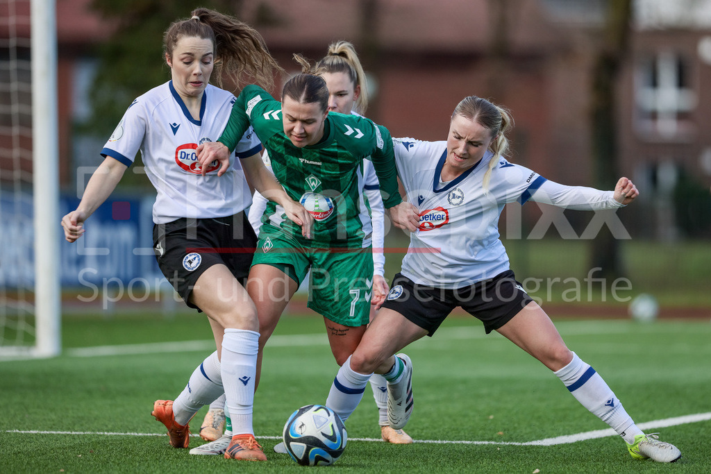 Fussball, Testspiel Frauen, DSC Arminia Bielefeld - SV Werder Bremen | v.li.: Sophia Thiemann (Arminia Bielefeld, 9), Larissa Mühlhaus (SV Werder Bremen, 7) und Jocelyn Hampel (Arminia Bielefeld, 27) im Zweikampf, Duell, Dynamik, Aktion, Action, Spielszene