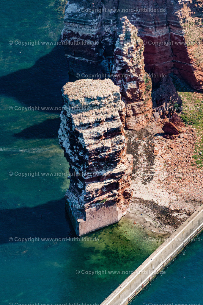 Helgoland_Lange_Anne_Lummenfelsen_Els_7988130822 | HELGOLAND 13.08.2022 Die freistehende Felsnadel / Brandungspfeiler Lange Anna auf Helgoland im Bundesland Schleswig-Holstein. Sie besteht aus rotem Buntsandstein. Weiterführende Informationen bei: Helgoland Tourismus-Service. // The detached rock needle / surf pillars Tall Anna on Helgoland in Schleswig-Holstein. Further information at: Helgoland Tourismus-Service. Foto: Martin Elsen