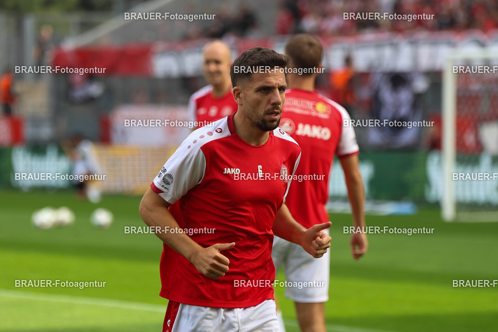 Rot-Weiss Essen - Hansa Rostock | Essen, Deutschland, 20.09.2025 Ahmet Arslan  (Rot-Weiss Essen) wärmt sich aufwährend des 3.Liga Spiels zwischen  Rot-Weiss Essen und Hansa Rostock am 20.09.2025 im Stadion an der Hafenstraße in Essen. (Foto von Timo Bluhmki-Schmidt/Brauer Fotoagentur