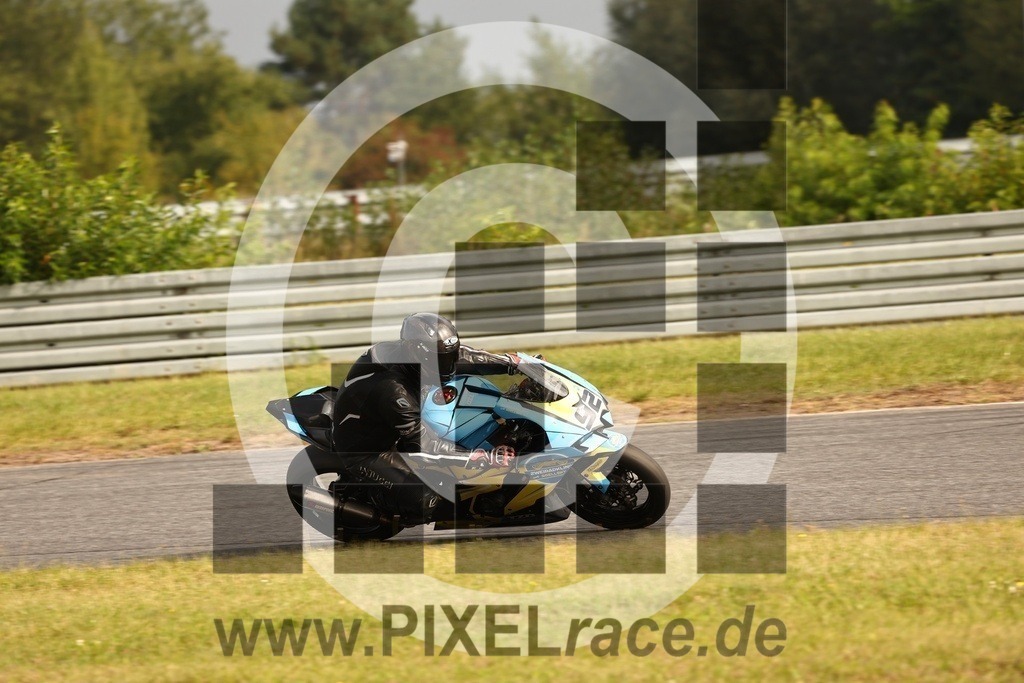 0092-20250908_10584 | Schöne Erinnerungen an spannende Momente - das festzuhalten ist unser Job. PIXELrace.de ist seit 2003 auf den Rennstrecken Europas unterwegs um die Action draußen beim Fahren und die wunderbare Stimmung imm Fahrerlager für euch einzufangen.