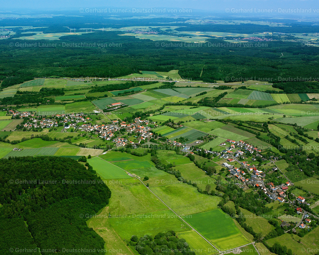 2614540 | EHRINGSHAUSEN 09.06.2006 Landwirtschaftliche Nutzflächen und Feldgrenzen  umsäumen das Siedlungsgebiet des Dorfes in Ehringshausen im Bundesland Hessen, Deutschland // Agricultural land and field boundaries surround the settlement area of the village  in Ehringshausen in the state Hesse, Germany Foto: Gerhard Launer