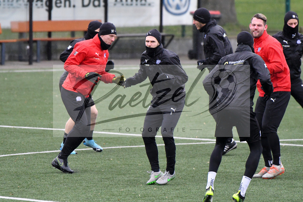 20200213_TRAOSN_0034 | Fussball, Herren: Konstantin Engel (VfL Osnabrueck) waermt sich auf waehrend der Trainingseinheit des VfL Osnabrueck im Sportpark Illoshoehe am 13.02.2020 in Osnabrueck, Deutschland. - Realisiert mit Pictrs.com