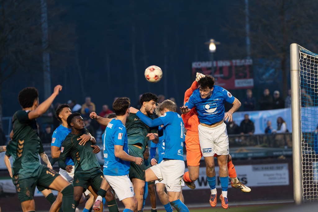 Fußball I Herren I Saison 2025-2026 I Regionalliga Nord I 25. Spieltag I TuS Blau-Weiß Lohne - Werder Bremen II I 5753 | Chaos im Strafraum nach der Ecke - Realisiert mit Pictrs.com