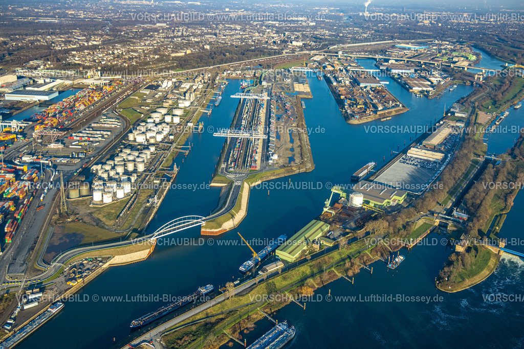 Duisburg241202710 | Luftbild, Hafen Duisburg duisport, Hafengebiet mit Ölinsel, Kohleninsel Container Terminal und Rohstoff Schrottinsel, hinten die Autobahnbrücke der Autobahn A59, Ruhrort, Duisburg, Ruhrgebiet, Nordrhein-Westfalen, Deutschland