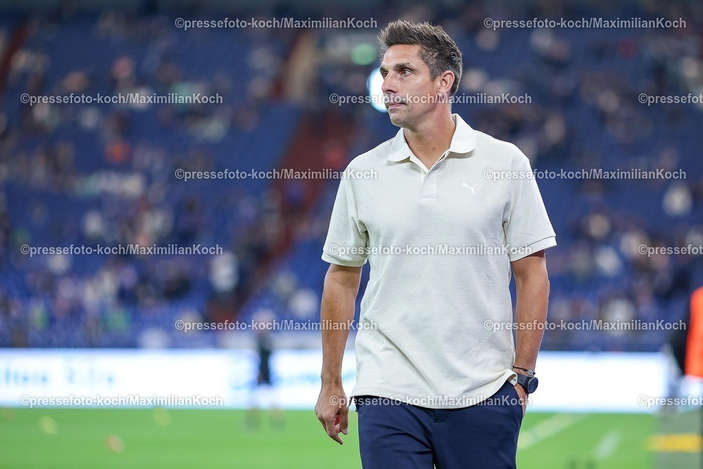 S0413092501012 | 13.09.2025, Fußball, FC Schalke 04 - Holstein Kiel, 5.Spieltag, 2. Fußball Bundesliga, Veltins-Arena Gelsenkirchen, Saison 2025 2026: Cheftrainer Marcel Rapp (Holstein Kiel)  DFB regulations prohibit any use of photographs as image sequences and or quasi-video.