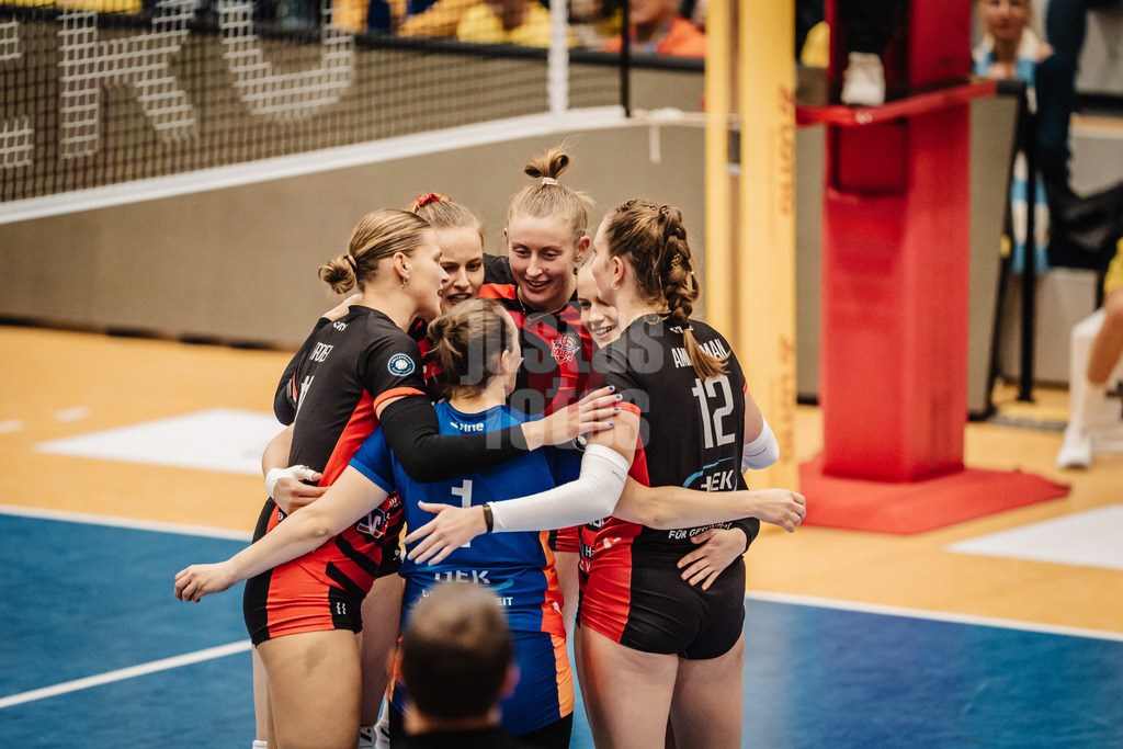 Volleyball | Frauen | Saison 2025/2026 | Volleyball Bundesliga | SSC Palmberg Schwerin vs. ETV Hamburger Volksbank Volleys | 18.10.2025 | Jubel beim ETV, in der Mitte Leonie Körtzinger (#7, ETV Hamburger Volksbank Volleys)