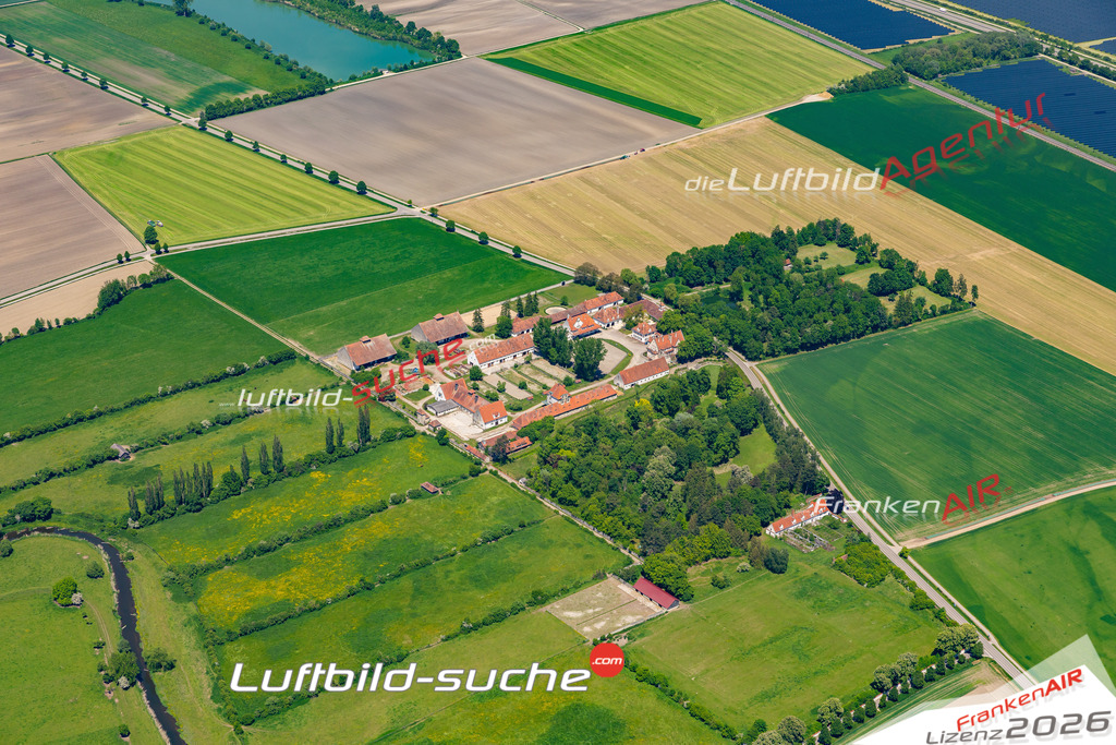 Die Luftaufnahme Schwaighof - Allmannshofen wurde 2021 mittels Flugzeug (keine Drohne) erstellt. Hohe Auflösung -für große Poster und Wandbilder geeignet!