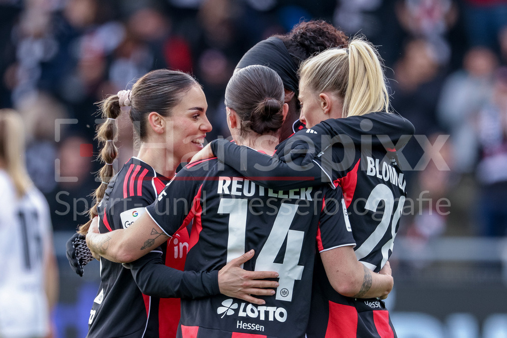 Fussball, Google Pixel Frauen-Bundesliga, Eintracht Frankfurt - SV Werder Bremen | Spielerinnen von Eintracht Frankfurt mit Torjubel, Jubel, jubeln, jubelt, optimistisch, Spielszene, Highlight, Freude über das Tor zum 1:0, DIE DFB-RICHTLINIEN UNTERSAGEN JEGLICHE NUTZUNG VON FOTOS ALS SEQUENZBILDER UND/ODER VIDEOÄHNLICHE FOTOSTRECKEN. DFB REGULATIONS PROHIBIT ANY USE OF PHOTOGRAPHS AS IMAGE SEQUENCES AND/OR QUASI-VIDEO.
