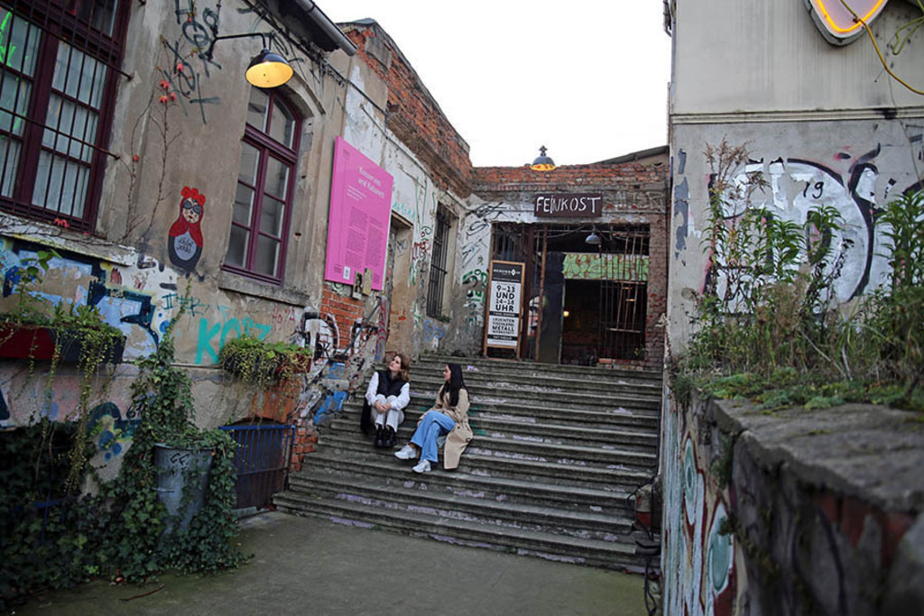 Karl-Liebknecht-Straße | Das Team hinter BILDLEXIKON LEIPZIG bündelt historische wie aktuelle Informationen über die Stadt Leipzig in Text und Bild auf einer Plattform und stellt diese der interessierten Öffentlichkeit zur Verfügung.