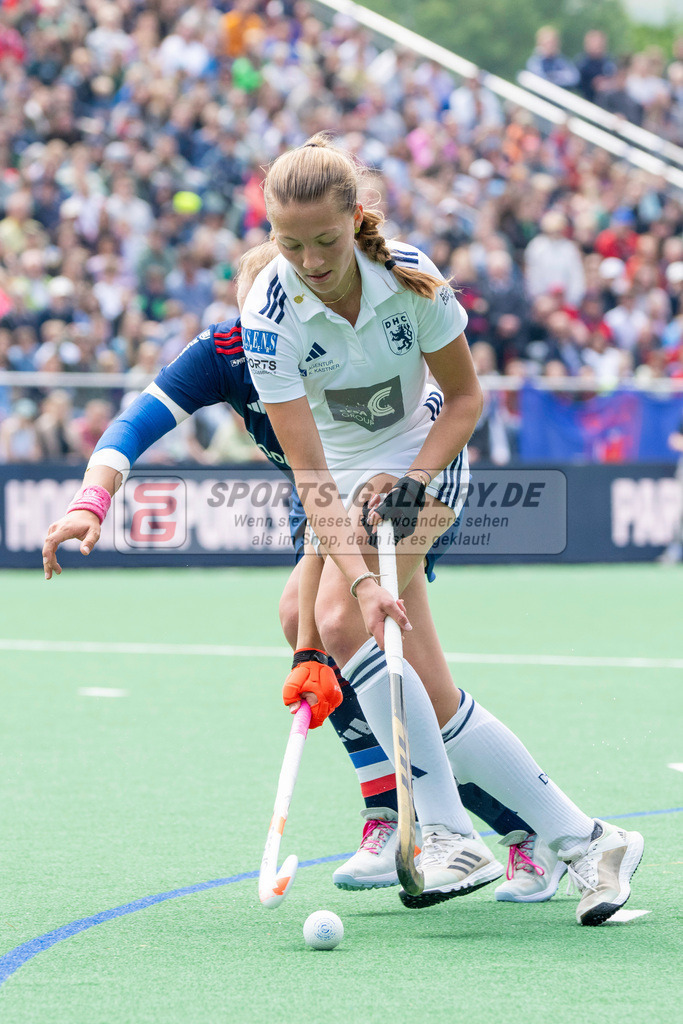 Final4_20240519-1242-0032 | Bonn, Deutschland, 19.05.2024: Friederike Heusgen (Duesseldorfer HC), Stine Kurz (Mannheimer HC), Linda Bens (Mannheimer HC) in Aktion waehrend des Spiels der Deutsche Feldhockey-Meisterschaften 2024 zwischen Final 4 Damen Finale Düsseldorfer HC - Mannheimer HC im Bonner THV am 19.05.2024 in Bonn, Deutschland. (Foto von Stephan Fehrmann)

Bonn, Germany, 19.05.2024: Friederike Heusgen (Duesseldorfer HC), Stine Kurz (Mannheimer HC), Linda Bens (Mannheimer HC) in action during the game of Deutsche Feldhockey-Meisterschaften 2024 between Final 4 Damen Finale Düsseldorfer HC - Mannheimer HC in Bonner THV at 19.05.2024 in Bonn, Deutschland. (Foto from Stephan Fehrmann)