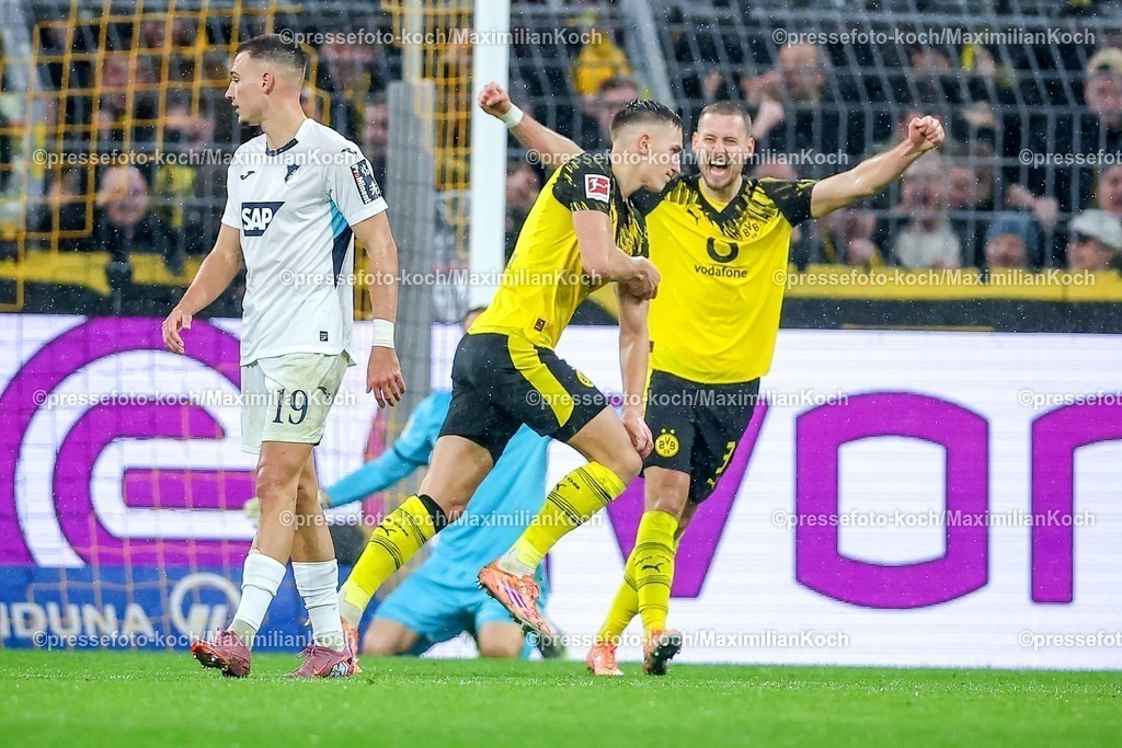 BVB07122501065 | 07.12.2025, Fußball, Borussia Dortmund - TSG 1899 Hoffenheimt, 1. Fußball Bundesliga, 13. Spieltag, Signal Iduna Park, Saison 2025 2026: Torjubel nach dem Tor zum 2:0 durch Torschütze Nico Schlotterbeck&nbsp;(BVB #04)  DFB regulations prohibit any use of photographs as image sequences and or quasi-video.
