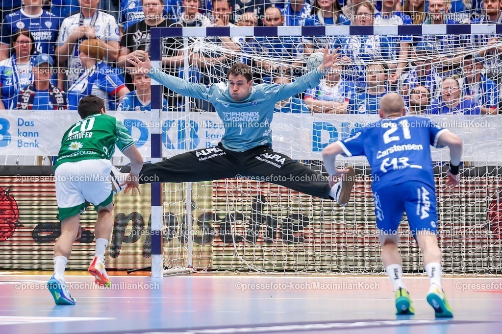 xkwix12042602008 | 2026.04.12, xkwix, Handball, HBL, TBV Lemgo Lippe -  Füchse Berlin, PHOENIX CONTACT arena, 28.Spieltag, Saison 2025 / 2026: Constantin Möstl (TBV Lemgo Lippe #1) springt beim Wurf in die Luft gegen Tim Freihöfer (Füchse Berlin #20)  DFB regulations prohibit any use of photographs as image sequences and or quasi-video. Photo: xKamilxWilkowskixPressefotoKochx