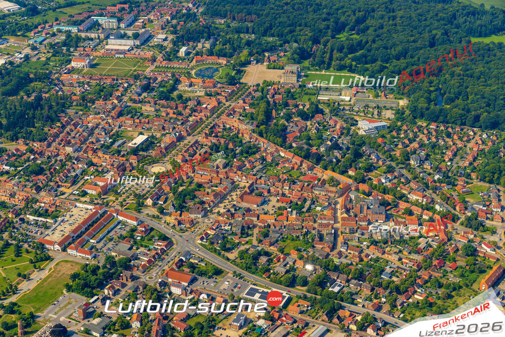 Vs Google Maps Ludwigslust - Die Luftaufnahme wurde 2025 vom UL-Flugzeug heraus erstellt ( keine Drohnenaufnahme ) - Hochauflösende Luftaufnahme - für Wandbilder und großformatige Ausdrucke geeignet. Das besondere Geschenk!Hier alle&nbsp;Infos zur Lizenzierung der LuftaufnahmeWir fliegen auch dieses Jahr wieder in Ihre Region um Luftbilder zu erstellen.- Luftbild anfragen