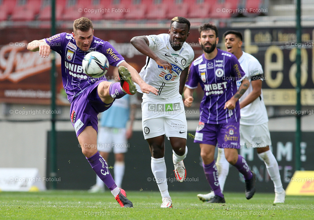 A_LUI_08052022_02 | SPORT,FUSSBALL,TIPICO BUNDESLIGA AUSTRIA KLAGENFURT-STURM GRAZ 08.08.2022 IM BILD: TURGAY GEMICIBASI (KLAGENFURT)UND FRANK NIANGBO(STURM GRAZ) FOTO:FOTOLUI