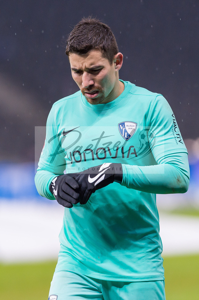 HERBOC20220204_075 | Fussball, Herren: Danilo Soares (VfL Bochum) schaut bei dem Spiel der 1. Bundesliga zwischen Hertha BSC und VfL Bochum im Olypiastadion am 04.02.2022 in Berlin, Deutschland.DFB / DFL REGULATIONS PROHIBIT ANY USE OF PHOTOGRAPHS AS IMAGE SEQUENCES AND/OR QUASI-VIDEO. - Realisiert mit Pictrs.com