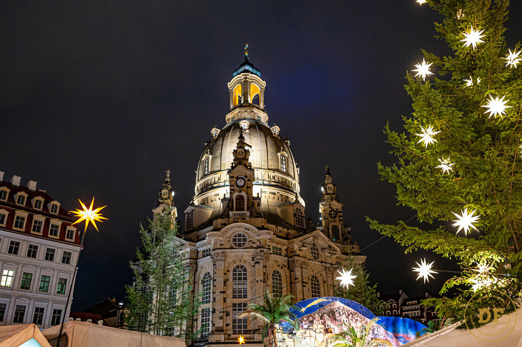 Weihnachtsmarkt an der Frauenkirche 1 | Geschenke, Wandbilder und Accessoires mit Motiven aus Dresden und anderen schönen Orten zur Verschönerung Deines zu Hauses und zum verschenken gewünscht? Wähle Deine Lieblingsbild auf dem Produkt Deiner Wahl. 