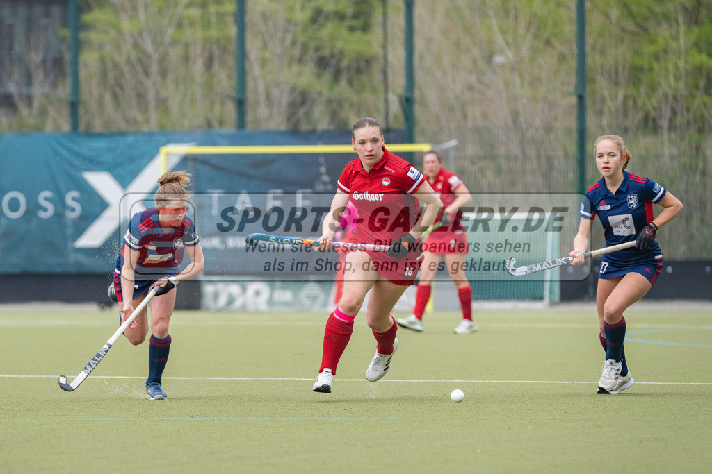 HK_20230416_107002 | 1. Bundesliga Damen Düsseldorfer HC - Rot-Weiss Köln am 16.4.2023 DHC Düsseldorf, Düsseldorf , Maike Schaunig ( Düsseldorfer HC #21 ) , Helena Würker ( Rot-Weiss Köln #16 ) , Julia Schedl ( Düsseldorfer HC #27 )