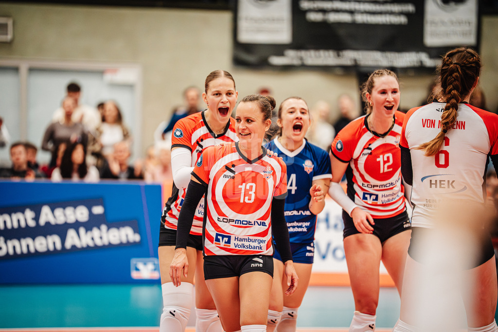 Volleyball | Frauen | Saison 2025/2026 | Volleyball Bundesliga | ETV Hamburger Volksbank Volleys vs. Binder Blaubären TSV Flacht | 06.12.2025 | Jubel ETV v.l. Svea Frobel (#11, ETV Hamburger Volksbank Volleys), Kathleen Weiß (#13, ETV Hamburger Volksbank Volleys), Sarah Stiriz (#4, ETV Hamburger Volksbank Volleys), Hannah Ammerman (#12, ETV Hamburger Volksbank Volleys) und Constanze von Meyenn (#6, ETV Hamburger Volksbank Volleys)