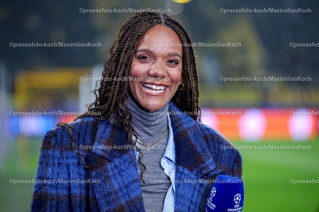UCL25112501014 | 25.11.2025, Fußball, UEFA Champions League, Borussia Dortmund - FC Villarreal, BVB Stadion, 5. Spieltag, Saison 2025 2026: Moderatorin Cayana Adjei-Freeman (Amazon Prime-Video-Reporterin) lachend Freude  MimikRegulations prohibit any use of photographs as image sequences and or quasi-video.