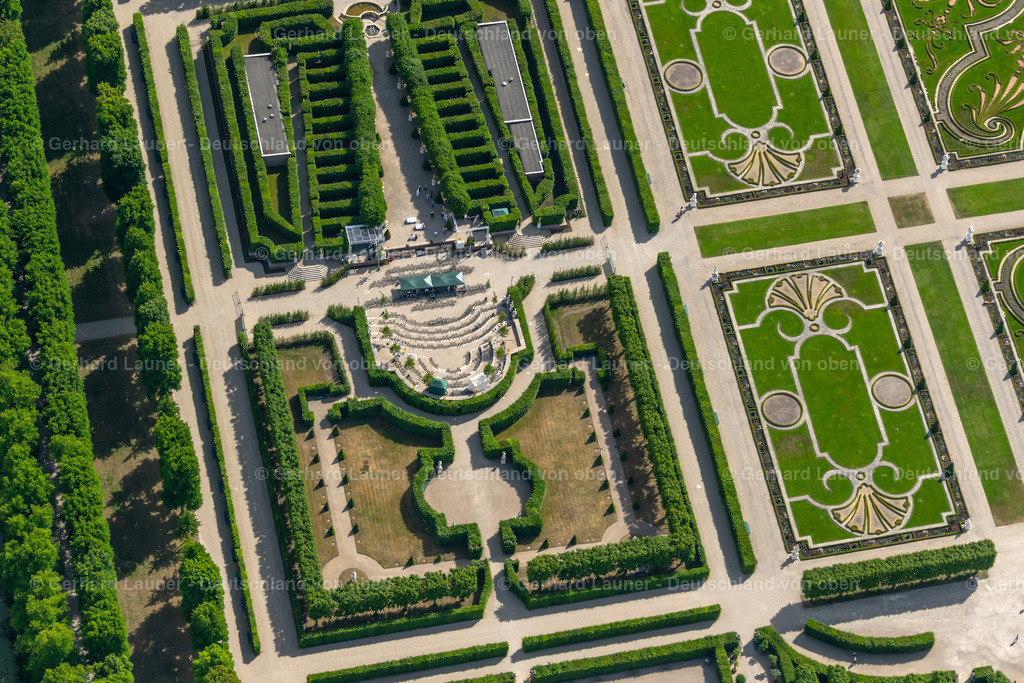 4030941 | HANNOVER 02.06.2020 Der Große Garten im Stadtteil Herrenhausen in Hannover im Bundesland Niedersachsen. Der Barockgarten an der Herrenhäuser Straße wurde im 17. Jahrhundert errichtet und besteht aus vielen Broderiemustern und der zentral gelegenen Glockenfontäne. // The big garden in the part of town of Herrenhausen in Hannover in the federal state Lower Saxony. The baroque garden in the mansions street was established in the 17th century and exists of many Broderie scrutinise and the centrally situated bell jet. Foto: Gerhard Launer