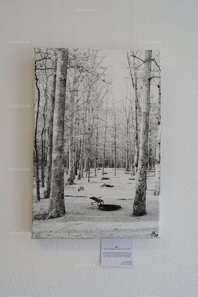 BBQ - 60 x 40 x 4 cm | Bestellbare Fotokunst von Melanie Stiebich: Analoge Schwarzweißbilder & digitale Farbwelten – als hochwertige Drucke für dein Zuhause. - Realisiert mit Pictrs.com