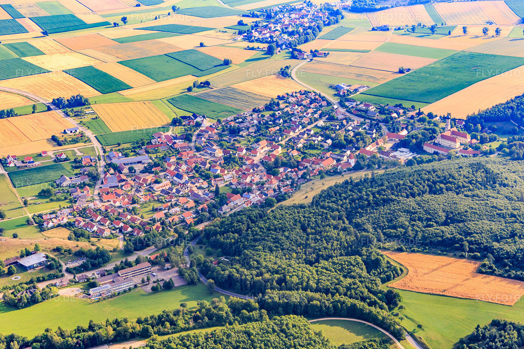 Luftbild: Dorfansicht aus Südwesten mit Grundschule Mönchsdeggingen in Mönchsdeggingen im Bundesland Bayern in Deutschland. Foto: IMG_101646.jpg vom 08.07.2017 durch Werner Riehm/FLY-FOTO.deGS-Moenchsdeggingen