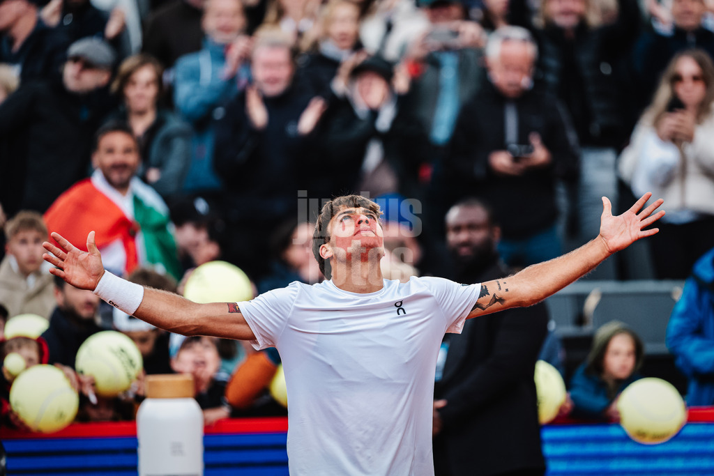 Tennis | Männer | bitpanda Hamburg Open | ATP 500 | Tomas Etcheverry (ARG) vs. Flavio Cobolli (ITA) | 23.05.2025 | Flavio Cobolli gewinnt das Spiel und jubelt