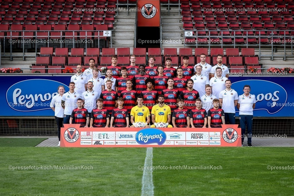 FCVK17072501115 | FC Viktoria Köln 1904; 3.Liga, Porträttermin    2025/2026, Mannschaftsfoto, 17.07.2025, hi. Reihe v.li.: Christoph Weber (Physiotherapeut) , David Otto, Meiko Sponsel, Tobias Eisenhuth, Diego Perri, Samuele Carella, Albert Czerner (Physiotherapeut) Florian Braband (Athletik-Trainer); dritte Reihe v.li.: Dr. Med. Univ. Max Wittenberg, Dr. Eduard Gorr (beide Mannschaftsarzt), Patrick Loch (Reha-Trainer), Leonhard Münst, Verthomy Boboy, Jonah Sticker, Leander Popp, Prof. Dr. Med. Marc Horlitz (Mannschaftsarzt), Halil Özcelik (Teammanager); zweit Reihe v.li.: Stephan Küsters (Sportlicher Leiter), Kevin Rauhut (Torwart-Trainer), Kristopher Fetz (Co-Trainer), Lars Dietz, Tim Kloss, Benjamin Zank, Christoph Greger, Lex-Tyger Lobinger, Marian Wilhelm (Cheftrainer), Fynn Fust (Co-Trainer Analyse), Dieter Schick (Betreuer); Maskottchen Viktor;vordere Reihe v.li.: Simon Handle, Lucas Wolf, Raphael Ott, Arne Schulz, Dudu Eduardo dos Santos Haesler, Florian Engelhardt, Marco Pledl, Robin Velasco